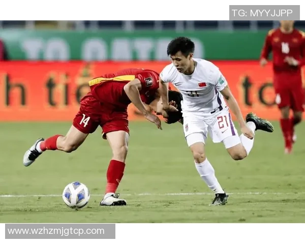 足球明星怒踢手机屏幕引发热议网友纷纷评论背后原因与影响 足球明星怒踢手机屏幕引发热议网友纷纷评论背后原因与影响